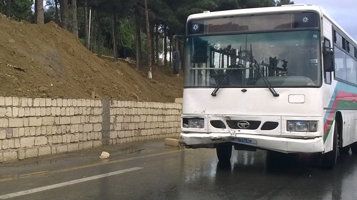 Bakıda daha bir avtobus qəzası - Ölən var